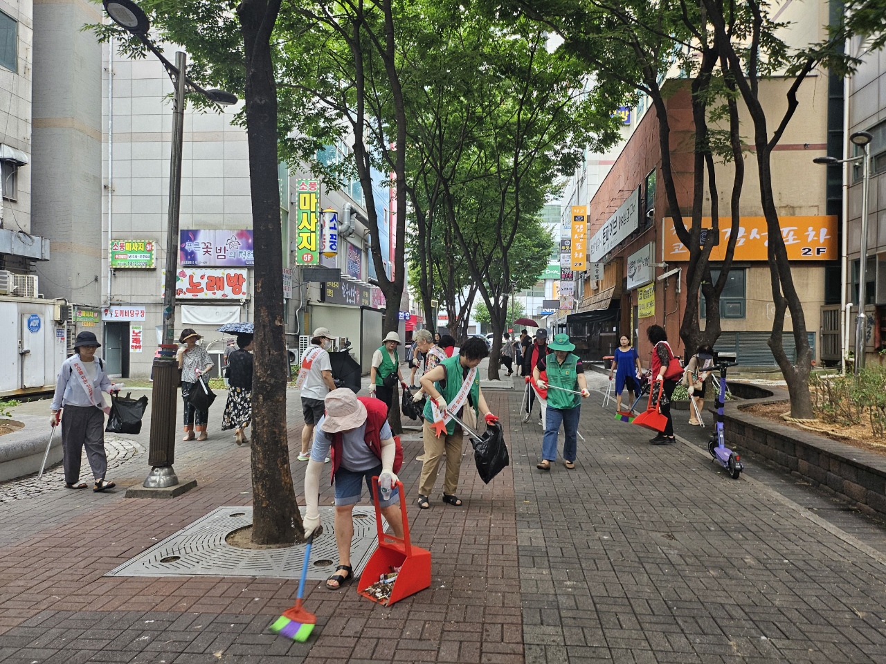 연수구는 지난 7일 연수2동 자생 단체 회원 50여 명과 깨끗한 가로환경 조성을 위해 미관광장 4호 쉼터에서 환경정화 캠페인을 진행했다